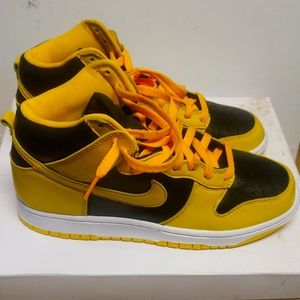 JORDAN 1's yellow and black high